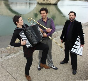 Sous le pont (FR) skoro pod mostem @ Bajkazyl>Náplavka | Praha | Hlavní město Praha | Czech Republic